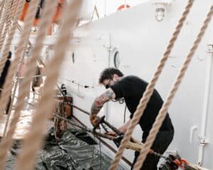 Read more about the article Denizcilikte Gemi Motor Yenileme: Teknoloji ve Trendler